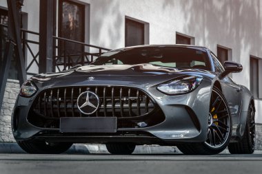 Novosibirsk, Rusya - 23 Nisan 2024: Gümüş Mercedes-Benz AMG GT 63 S 4MATIC şehrin arka planına park etti