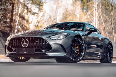 Novosibirsk, Rusya - 23 Nisan 2024: Gümüş Mercedes-Benz AMG GT 63 S 4MATIC, cephe manzaralı, 