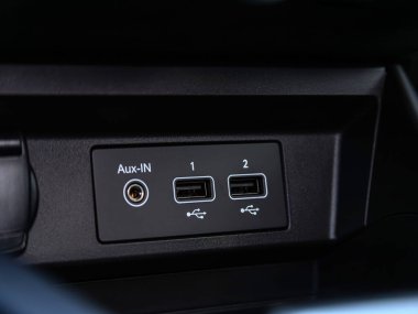 Novosibirsk, Rusya - 23 Nisan 2024: Gümüş Renault Samsung XM3, araç panelinde siyah usb yakın plan, ticari iz yok