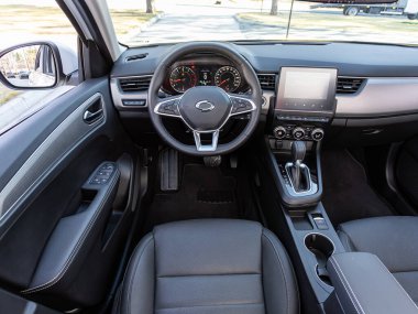 Novosibirsk, Rusya - 23 Nisan 2024: Gri Renault Samsung XM3, Otomatik şanzımanlı yeni modern arabanın içi, Dashyaban domuzu