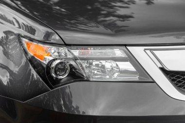  Novosibirsk, Rusya - 01 Nisan 2024: gri Acura MDX, açık ışık, tampon, sis ışıkları ile gri arabanın yakın çekim alanı