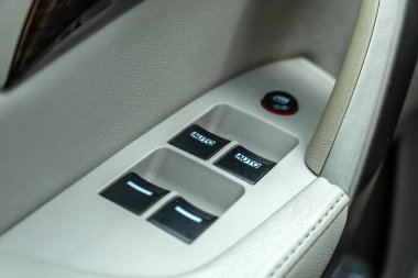  Novosibirsk, Rusya - 01 Nisan 2024: gri Acura MDX, yeni bir arabanın yan kapı kontrol panelini kapatın.