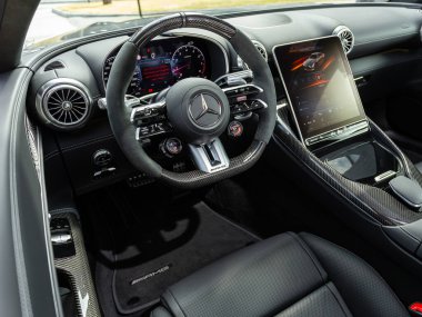 Novosibirsk, Rusya - 23 Nisan 2024: gümüş Mercedes-Benz AMG GT 63 S 4MATIC, Araç İçi - direksiyon, vites kolu ve torpido, iklim kontrolü, hız göstergesi, 