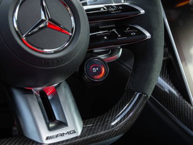 Novosibirsk, Rusya - 23 Nisan 2024: Gümüş Mercedes-Benz AMG GT 63 S 4MATIC, hızlı kontrol telefonu, müzik ve diğer işlevler için çok fonksiyonlu direksiyon