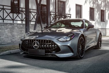 Novosibirsk, Rusya - 23 Nisan 2024: Gümüş Mercedes-Benz AMG GT 63 S 4MATIC, cephe manzaralı, 