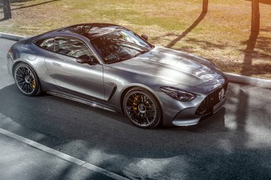 Novosibirsk, Rusya - 23 Nisan 2024: Gümüş Mercedes-Benz AMG GT 63 S 4MATIC şehrin arka planına park etti
