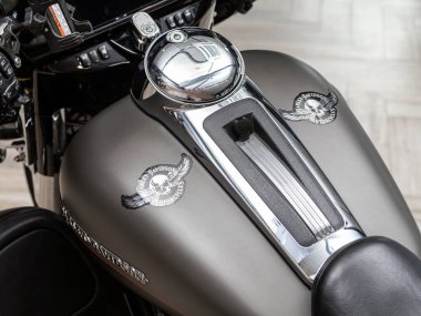  Novosibirsk, Rusya - 05 Nisan 2024: Harley Davidson motosiklet, yakın plan, yakıt deposu