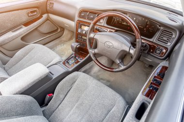 Novosibirsk, Rusya - 23 Nisan 2024: gümüş Toyota Cresta, Araç İçi - direksiyon, vites kolu ve gösterge paneli, iklim kontrolü, hız göstergesi,