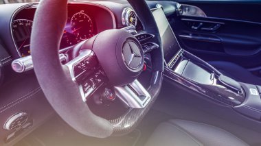 Novosibirsk, Rusya - 23 Nisan 2024: Gümüş Mercedes-Benz AMG GT 63 S 4MATIC, hızlı kontrol telefonu, müzik ve diğer işlevler için çok fonksiyonlu direksiyon