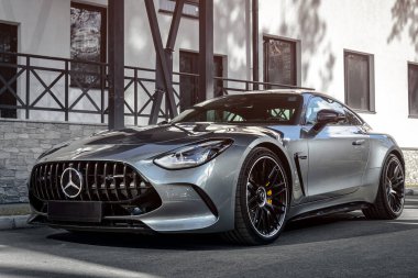 Novosibirsk, Rusya - 23 Nisan 2024: Gümüş Mercedes-Benz AMG GT 63 S 4MATIC şehrin arka planına park etti