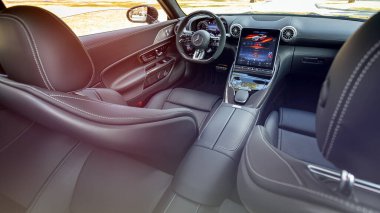 Novosibirsk, Rusya - 23 Nisan 2024: gümüş Mercedes-Benz AMG GT 63 S 4MATIC, Araç İçi - direksiyon, vites kolu ve torpido, iklim kontrolü, hız göstergesi, 