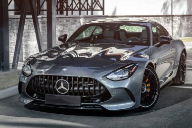 Novosibirsk, Rusya - 23 Nisan 2024: Gümüş Mercedes-Benz AMG GT 63 S 4MATIC 