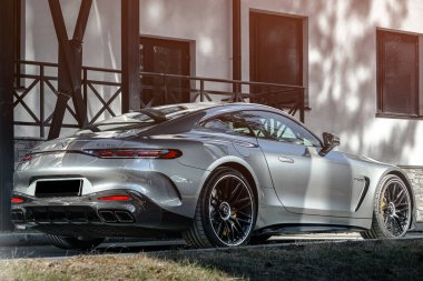 Novosibirsk, Rusya - 23 Nisan 2024: Gümüş Mercedes-Benz AMG GT 63 S 4MATIC, arka plan, yaz mevsiminde kente karşı 