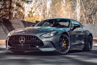 Novosibirsk, Rusya - 23 Nisan 2024: Gümüş Mercedes-Benz AMG GT 63 S 4MATIC, cephe manzaralı, 
