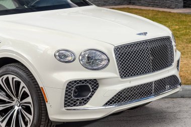 Novosibirsk, Rusya - 01 Mayıs 2024: beyaz Bentley Bentayga, temiz ışıklı araba, tampon, sis lambası