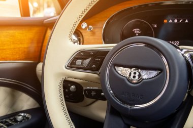 Novosibirsk, Rusya - 01 Mayıs 2024: beyaz Bentley Bentayga, fonksiyon düğmeleri olan araba direksiyonunu kapat