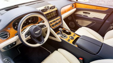 Novosibirsk, Rusya - 01 Mayıs 2024: Beyaz Bentley Bentayga, iç mekan detayları, sürücü koltuğu. İçi bej kaplama..