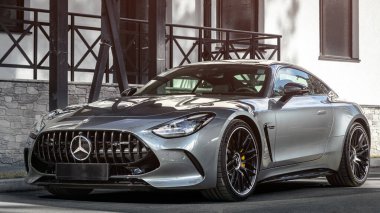 Novosibirsk, Rusya - 23 Nisan 2024: Gümüş Mercedes-Benz AMG GT 63 S 4MATIC şehrin arka planına park etti