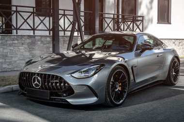 Novosibirsk, Rusya - 23 Nisan 2024: Gümüş Mercedes-Benz AMG GT 63 S 4MATIC, cephe manzaralı, 