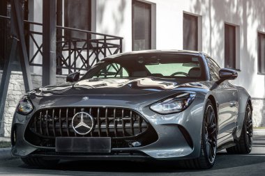 Novosibirsk, Rusya - 23 Nisan 2024: Gümüş Mercedes-Benz AMG GT 63 S 4MATIC 