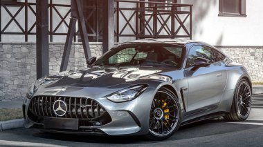 Novosibirsk, Rusya - 23 Nisan 2024: Gümüş Mercedes-Benz AMG GT 63 S 4MATIC, cephe manzaralı, 
