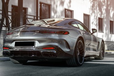 Novosibirsk, Rusya - 23 Nisan 2024: Gümüş Mercedes-Benz AMG GT 63 S 4MATIC şehrin arka planına park etti