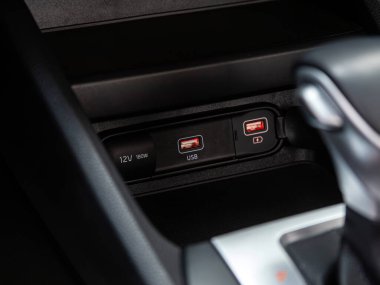 Novosibirsk, Rusya - 30 Nisan 2024: Kia K3, arabadaki şarjı kapat, usb konnektörleri