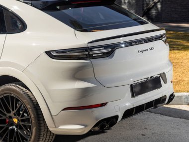 Novosibirsk, Rusya - 30 Nisan 2024: beyaz Porsche Cayenne, bagaja yakın çekim, far, tampon, arka görüş. 