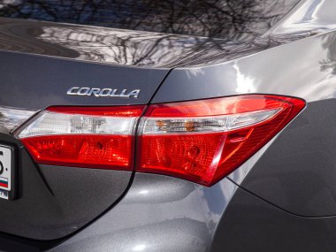 Novosibirsk, Rusya - 05 Mayıs 2024: gri Toyota Corolla, LED stop lambalarından birinin detaylarını kapat modern araba.