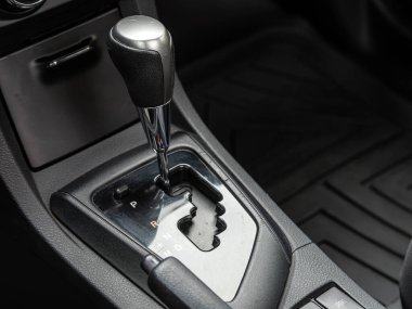 Novosibirsk, Rusya - 05 Mayıs 2024: gri Toyota Corolla, manuel şanzıman şanzıman koluna yaklaş. Hızlandırıcı sapı ve yeni bir arabanın düğmeleri. 