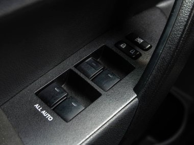Novosibirsk, Rusya - 05 Mayıs 2024: gri Toyota Corolla, yan kapı düğmeleri: pencere, ayna ayarlama düğmeleri, kapı kilidi. Araba içeride..