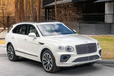 Novosibirsk, Rusya - 01 Mayıs 2024: Beyaz Bentley Bentayga, bir şehrin önü. Başka araba ve insan yok.. 