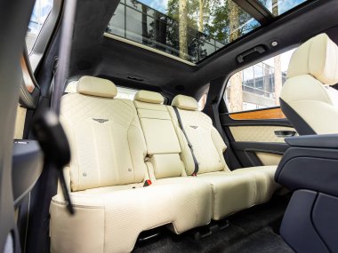 Novosibirsk, Rusya - 01 Mayıs 2024: Beyaz Bentley Bentayga, iç mimari. Ön cam, kapak ve ön panel görüntüsü