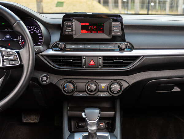 Новосибирск, Россия - 30 апреля 2024 года: Kia K3, крупный план центральной панели управления, монитор с музыкой и радио, регулировка вентилятора, кондиционер, проигрыватель. 