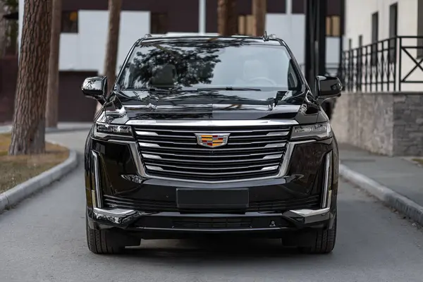 Novosibirsk Russia April 2024 Black Cadillac Escalade 600 Parked Summer รูปภาพสต็อกที่ปลอดค่าลิขสิทธิ์