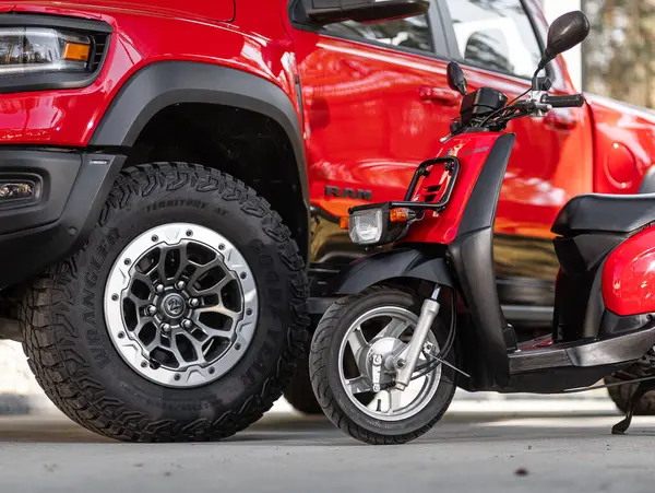โนโวซ รสก สเซ พฤษภาคม 2024 Red Moped Yamaha Gear มมองด รูปภาพสต็อก