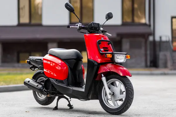 Novosibirsk สเซ พฤษภาคม 2024 Red Moped Yamaha Gear มมองด านข รูปภาพสต็อกที่ปลอดค่าลิขสิทธิ์