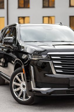 Modern lüks bir arabanın farları yakın plan. Işıktan parlayan parlak cam araba farları.