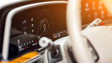 Siyah araba hız göstergesi. Torpido gözüne yakın çekim yapan bir araba..