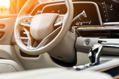 Gösterge paneli, çok fonksiyonlu direksiyon simidi, Speedomet ile modern araba iç görünümü