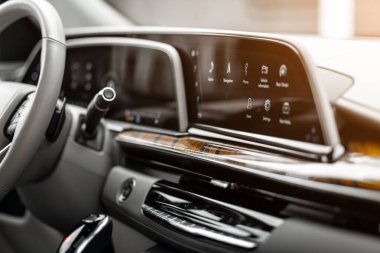 Gösterge paneli, çok fonksiyonlu direksiyon simidi, Speedomet ile modern araba iç görünümü