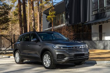 Novosibirsk, Rusya - 13 Nisan 2024: gri Volkswagen Touareg, bir şehrin önü. Başka araba ve insan yok.. 