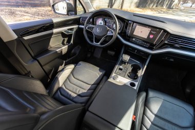 Novosibirsk, Rusya - 13 Nisan 2024: gri Volkswagen Touareg, gösterge paneli, oyuncu, direksiyon, gaz pedalı, düğmeler, koltuklar.