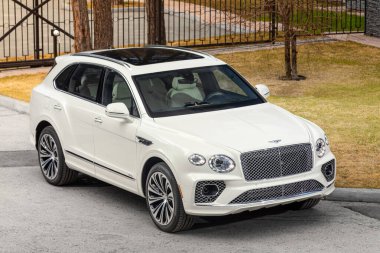 Novosibirsk, Rusya - 01 Mayıs 2024: Beyaz Bentley Bentayga, bir şehrin önü. Başka araba ve insan yok.. 