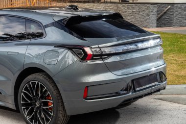 Novosibirsk, Rusya - 15 Mayıs 2024: Zeekr 001, bagaja yakın çekim, far, tampon, arka görüş. 