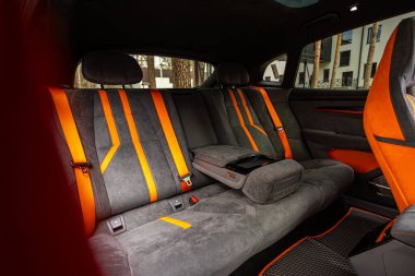 Novosibirsk, Rusya - 15 Mayıs 2024: Zeekr 001, emniyet kemeri takılı siyah ve turuncu arka koltuklara yakın çekim. modern araba interio