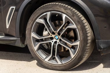 Novosibirsk, Rusya - 15 Mayıs 2024: BMW X5, tampon, alaşımlı tekerlek, araba temizleme, tekerlek