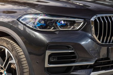 Novosibirsk, Rusya - 15 Mayıs 2024: BMW X5, temiz far, tampon, sis lambaları ile arabanın kapanışı