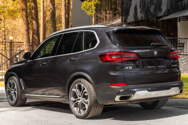 Novosibirsk, Rusya - 15 Mayıs 2024: Siyah BMW X5 bir yaz günü şehir arka planına karşı sokağa park edildi