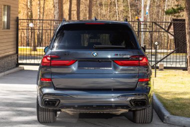 Novosibirsk, Rusya - 15 Mayıs 2024: BMW X7, şehirde park edilmiş SUV, arka görüş